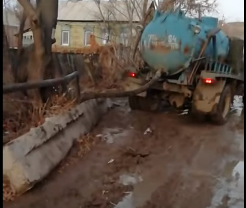 Жители Вольска сняли на видео слив нечистот в реку