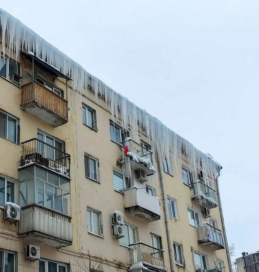 В центре Саратова прохожим угрожают сосульки в человеческий рост