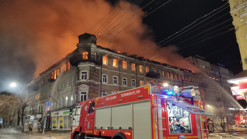 В Саратове сгорела «Россия»: крупный пожар тушили 110 пожарных и 19 единиц техники
