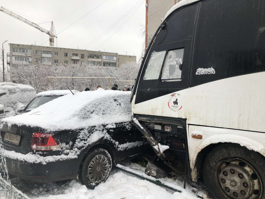 В Саратове автобус протаранил 7 автомобилей