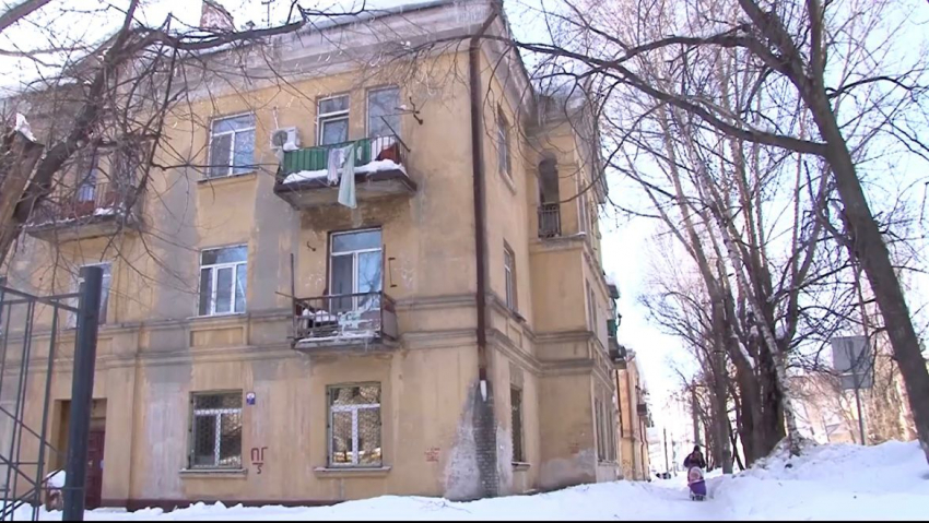 Десятки тысяч жителей Саратова живут в аварийном жилье