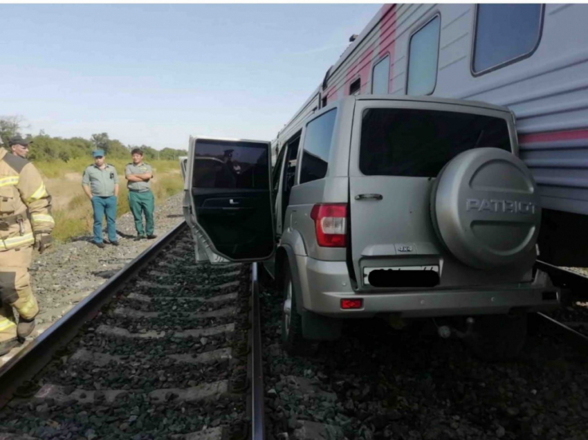 Столкновение внедорожника и поезда — появилось видео с места аварии
