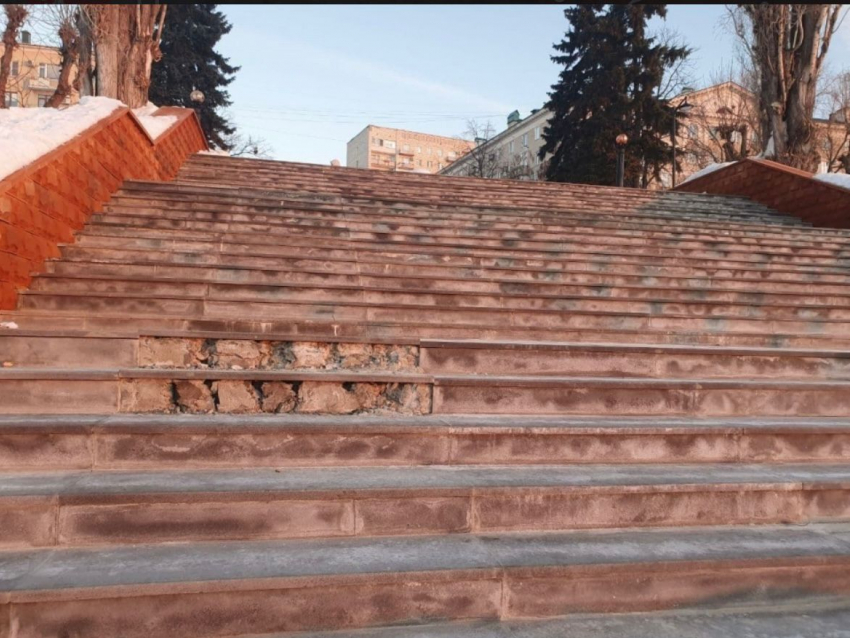С отремонтированных лестниц на набережной Саратова отваливается плитка 