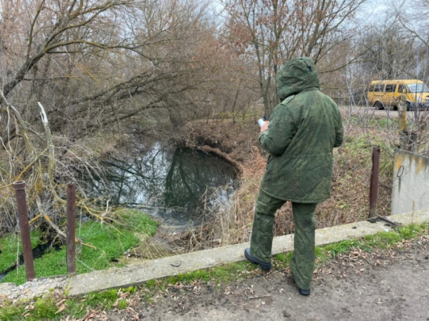 Переходила мост и увидела в воде тело: в Саратовской области устанавливают причины смерти мужчины