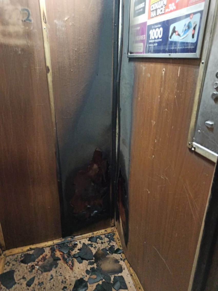 В жилом доме Саратова загорелся лифт
