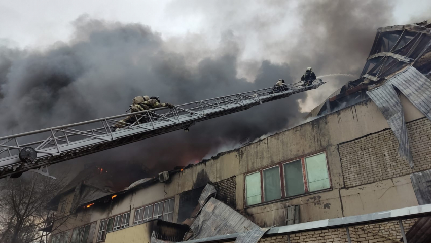 В Саратове горела типография — с огнем боролись 112 пожарных