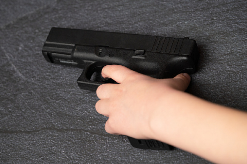 В Саратове 3-летний ребенок взял ружье отца и выстрелил себе в голову