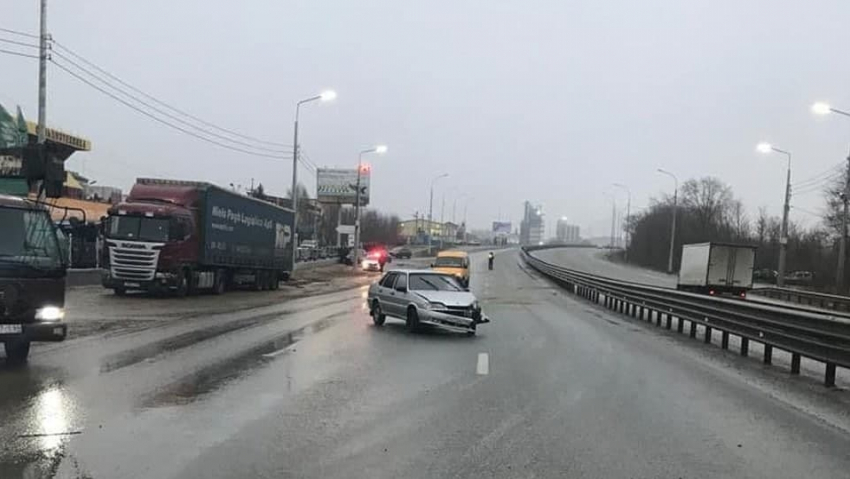 На выезде из Саратова произошли сразу три ДТП, погиб пешеход