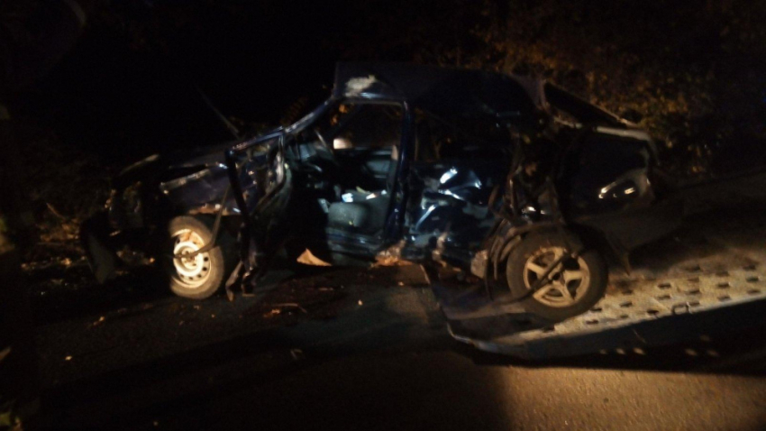 В Калининском районе 31-летний водитель врезался в дерево и погиб на месте