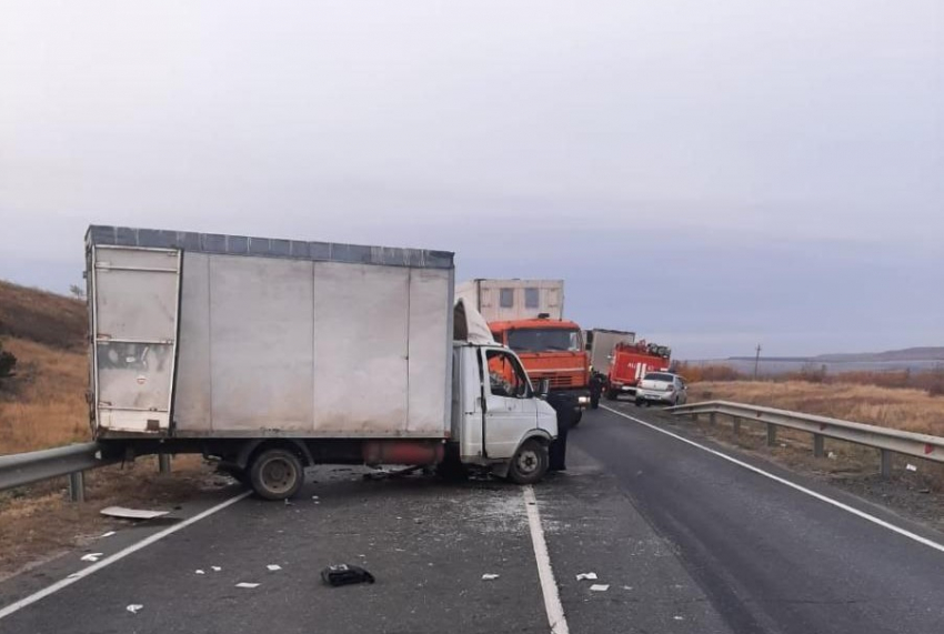 В Саратовской области на трассе водитель ГАЗели устроил аварию