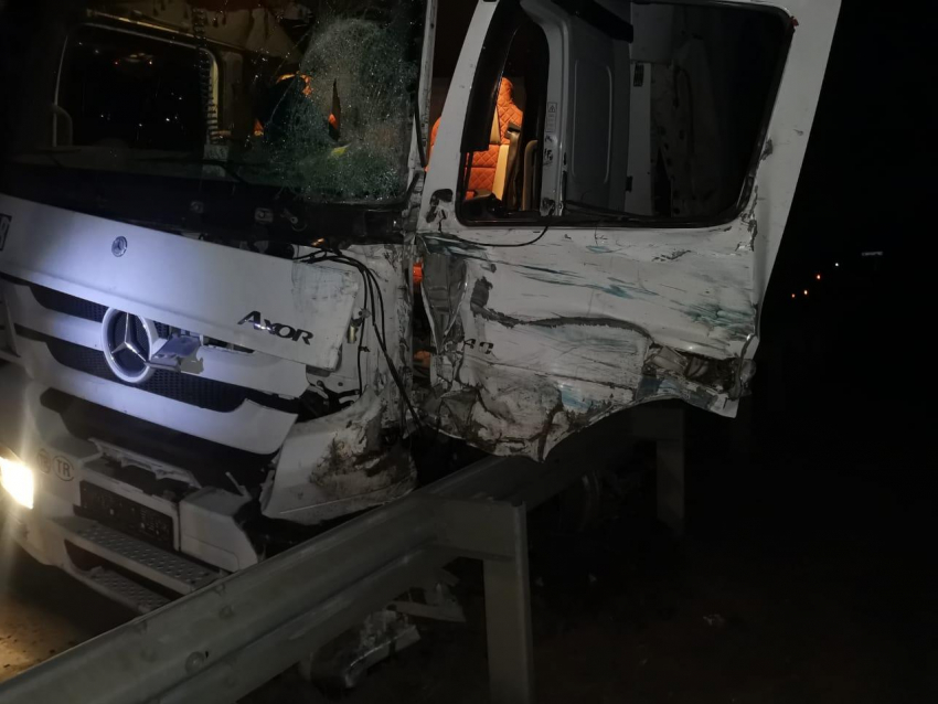 На саратовской трассе столкнулись две фуры, один водитель погиб
