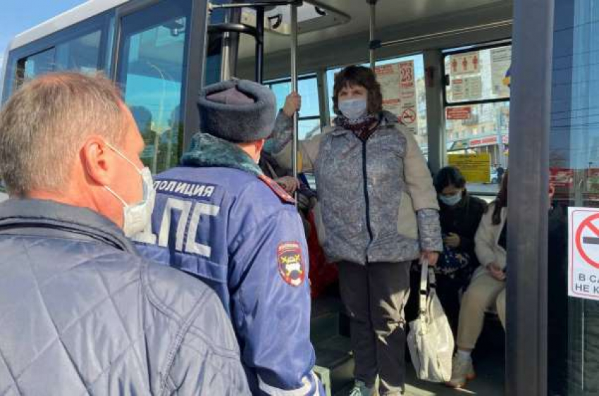 Облава на безмасочников в Саратове: проверяли пассажиров, водителей маршруток и такси