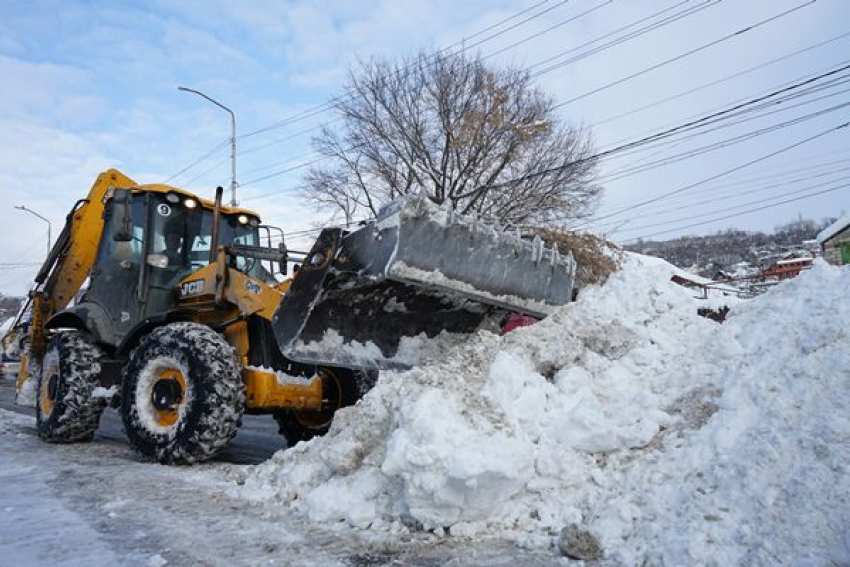 6 тысяч человек убирают Саратов от снега и наледи 