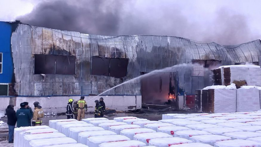 В Саратове полсотни пожарных тушили склад со стройматериалами