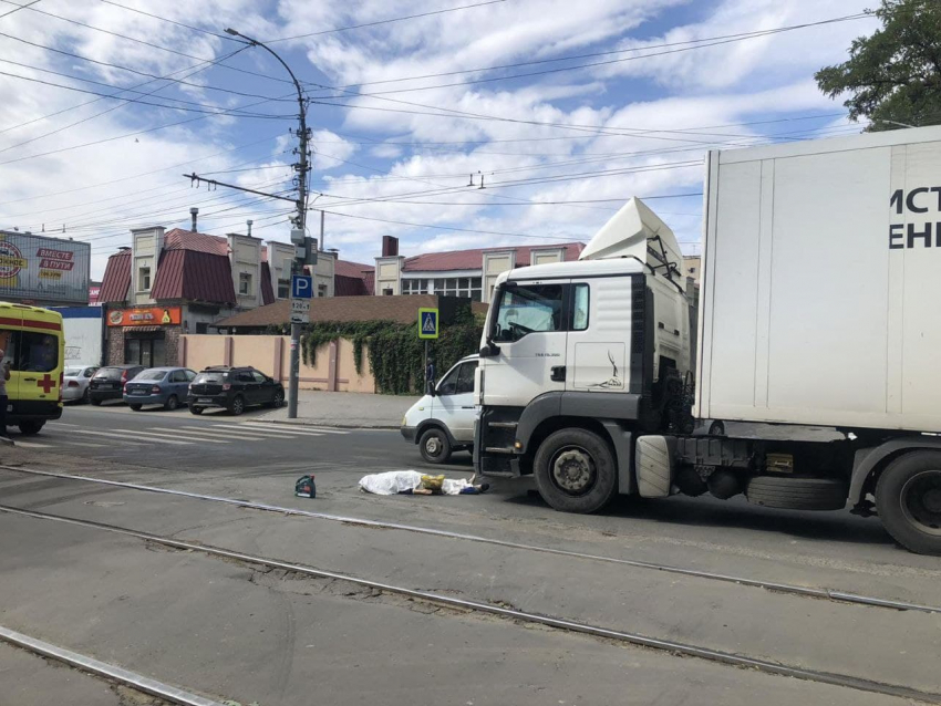 Дальнобойщик из Курска насмерть сбил пенсионерку в центре Саратова