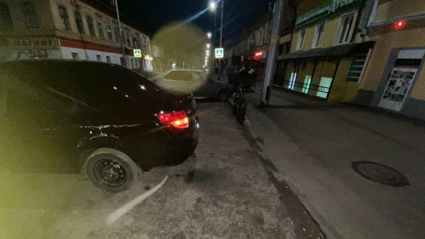 Саратовский велосипедист врезался в Ладу и оказался в больнице