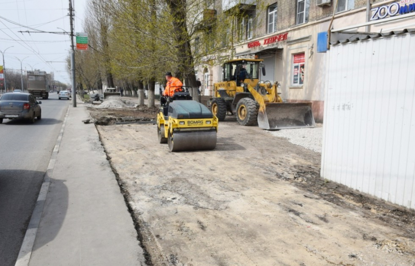 Мэрия Саратова объяснила, почему ремонт тротуаров в центре города не завершен до осени, как планировалось