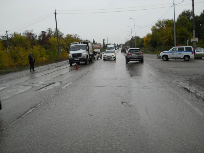 Под Энгельсом легковушка влетела под грузовик, пострадала женщина