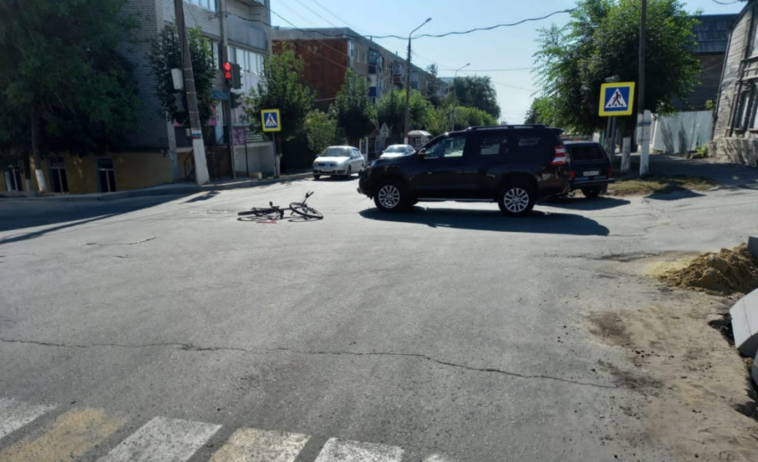 Парня на велосипеде сбили в центре Вольска