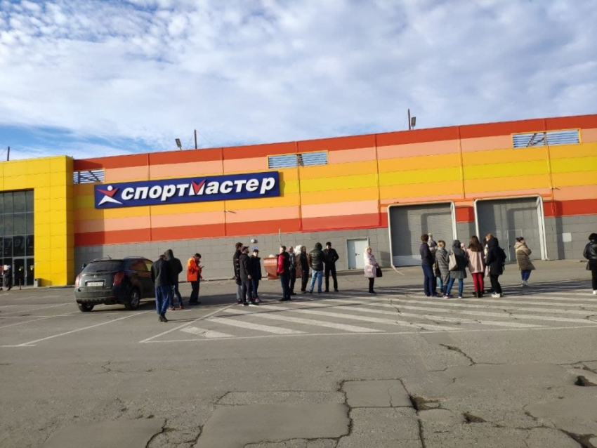 В Саратове вновь эвакуируют ТЦ