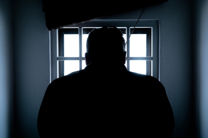 Обвиняемый в изнасиловании саратовский полицейский оставлен под стражей