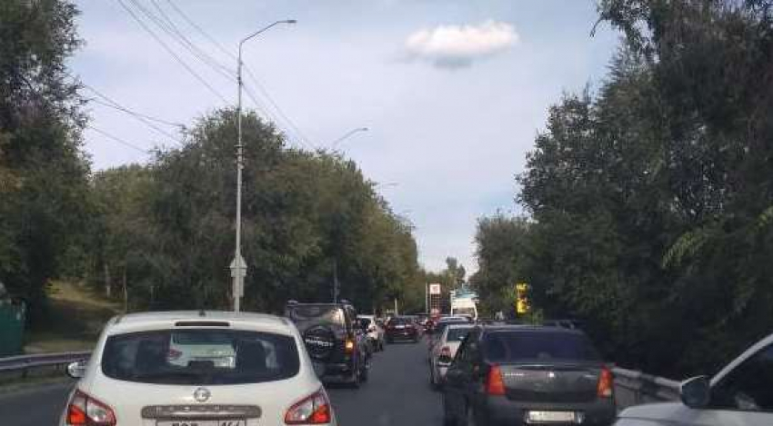 Саратовцы стоят в автомобильных пробках из-за ремонта тротуаров