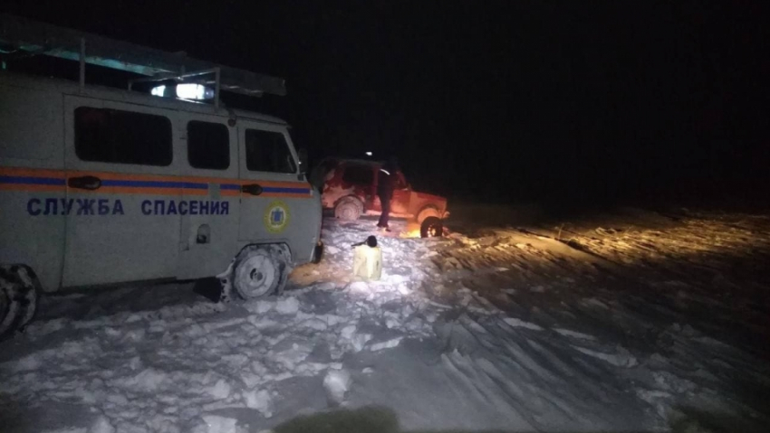 На поле под Саратовом застряли две Нивы с детьми