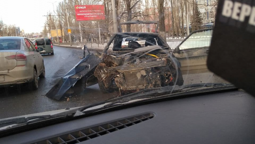 В Саратове “четырнадцатая” врезалась в забор