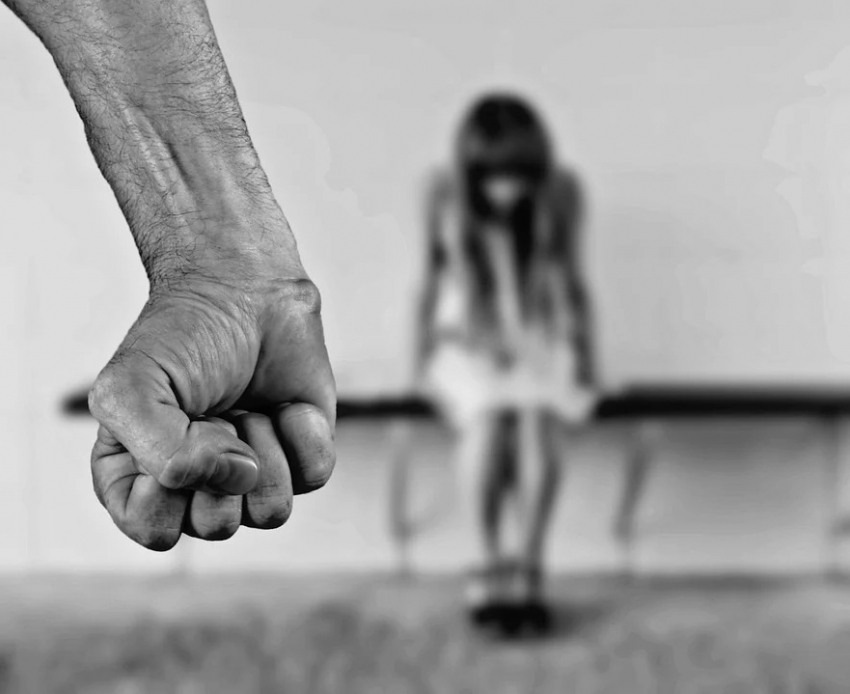 Сидевший за попытку изнасилования 9-летней девочки извращенец терроризирует саратовских девушек