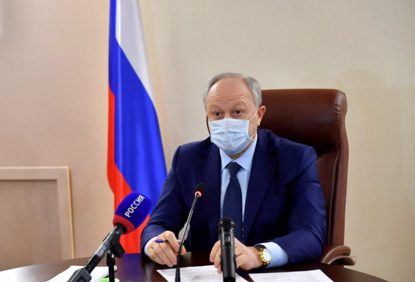 Радаев передал машины правительства Саратовской области в больницы