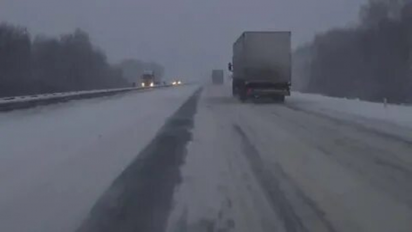 Из-за снегопада в Саратовской области закрыли движение на федеральной трассе