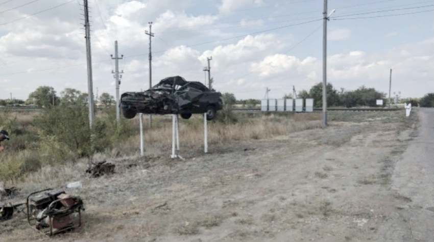 В Саратовской области установили «памятник» автомобилям, попавшим под поезд