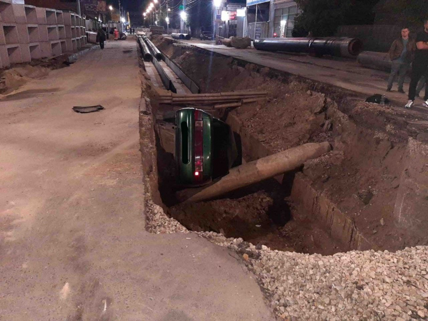 В Саратове автомобиль упал в оставленную коммунальщиками траншею