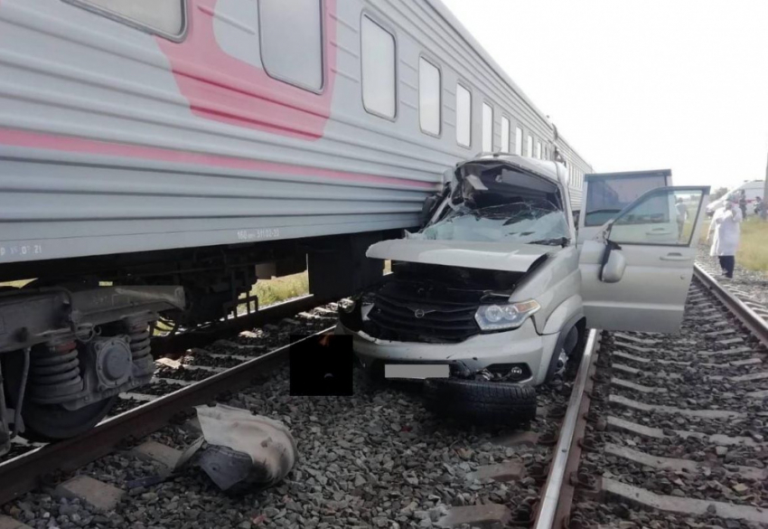 Внедорожник столкнулся с поездом в Саратовской области — трое погибших