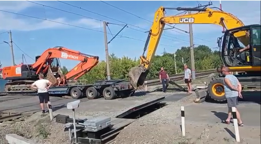 Коммунальщики предотвратили железнодорожную катастрофу на переезде в Саратове