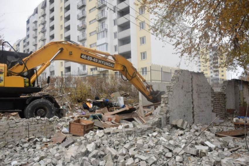 В Заводском районе Саратова снесли незаконные строения