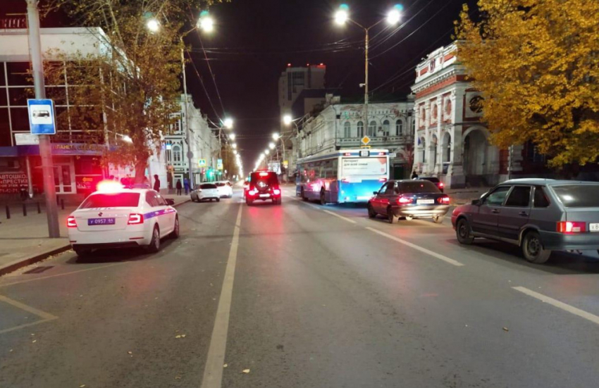 В самом центре Саратова «Лада Калина» сбила двух пешеходов