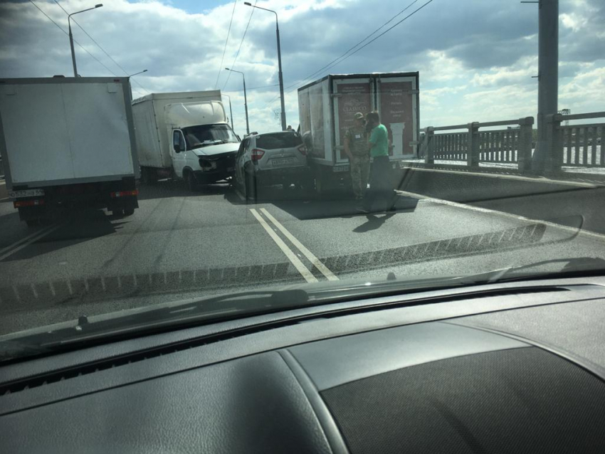 Движение на мосту Саратов-Энгельс полностью закрыто из-за ДТП