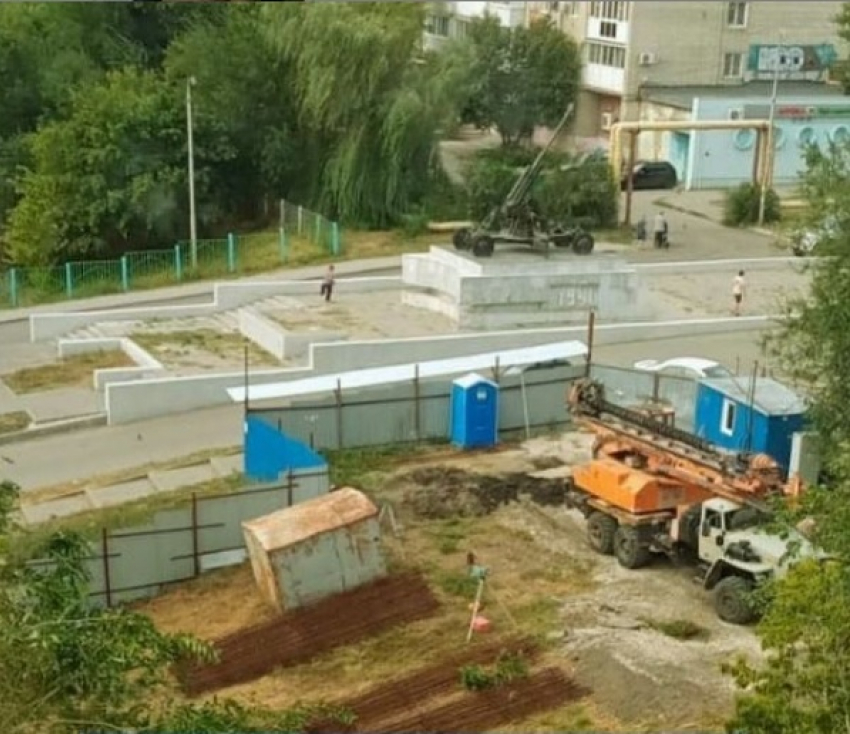 Дом быта у памятника защитникам саратовского неба: комментарий администрации