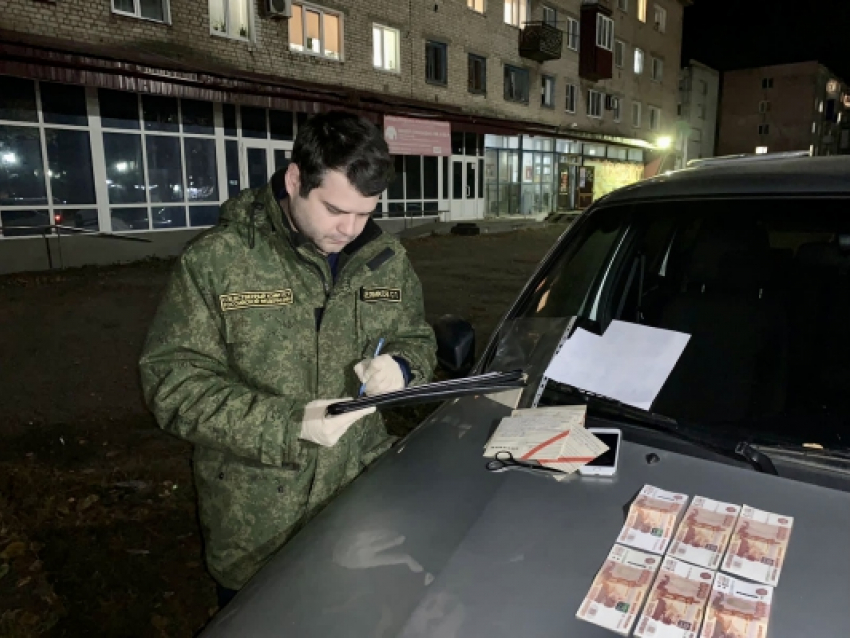 Инспектор в Саратовской области вымогал 30 тысяч рублей