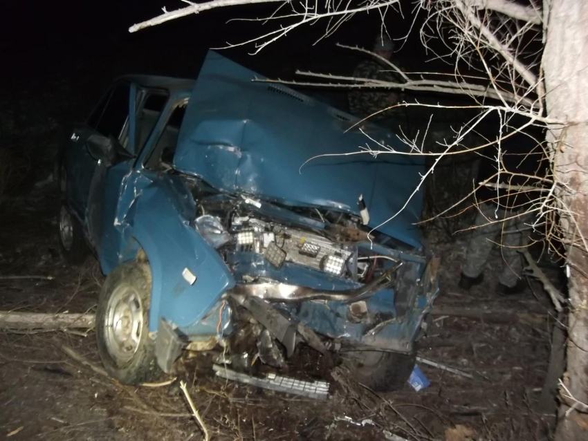 Молодой саратовец погиб при столкновении авто с деревом