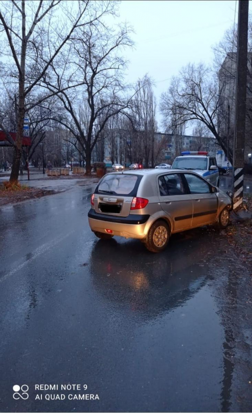 Под Саратовом Хендай протаранил световую опору: пострадала 4-летняя девочка