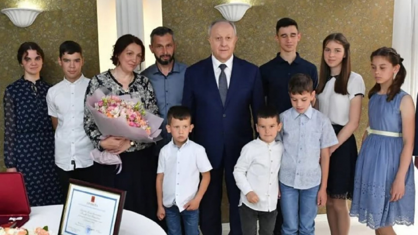 Валерий Радаев и Михаил Исаев поздравили саратовцев с новым праздником